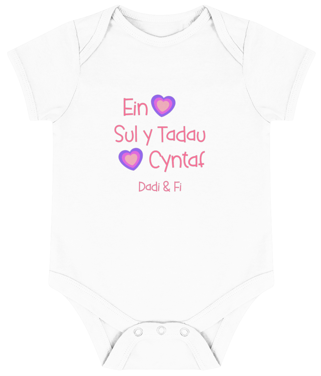 Ein Sul y Tadau Cyntaf Babygrow (pink)
