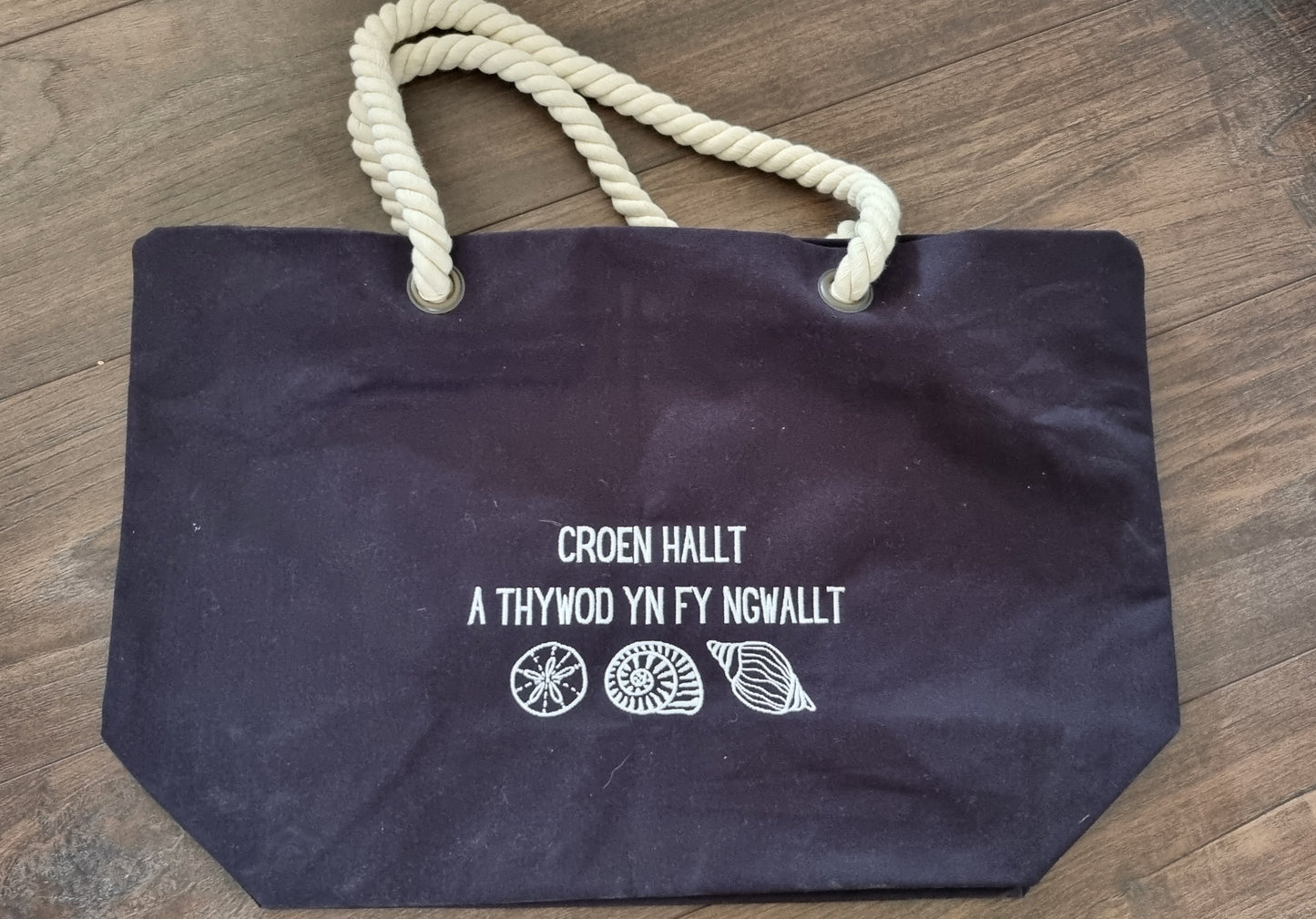 Croen Hallt a Thywod yn fy Ngwallt embroidered beach tote