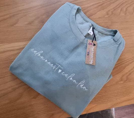 Folded green sweatshirt with calon lan embroidered in white