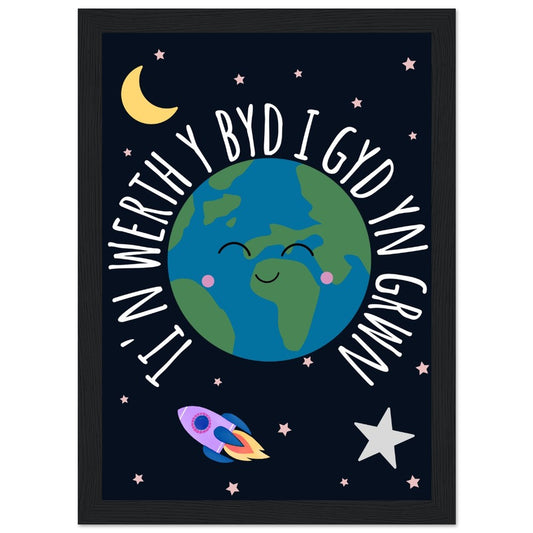 'Ti'n Werth y Byd i Gyd yn Grwn' Wooden Framed Wallart | Welsh Print