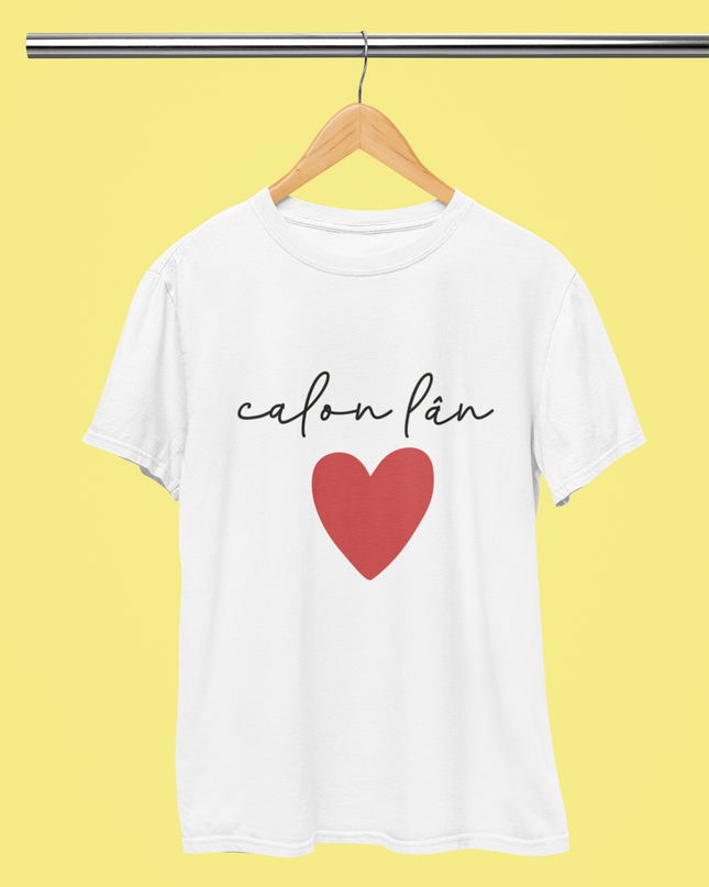 A white women's t-shirt with the text 'calon lán' printed on the front, featuring a red heart symbol.