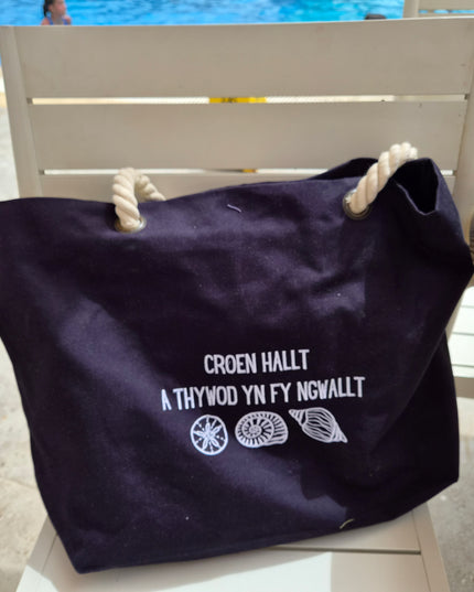 Croen Hallt a Thywod yn fy Ngwallt embroidered beach bag