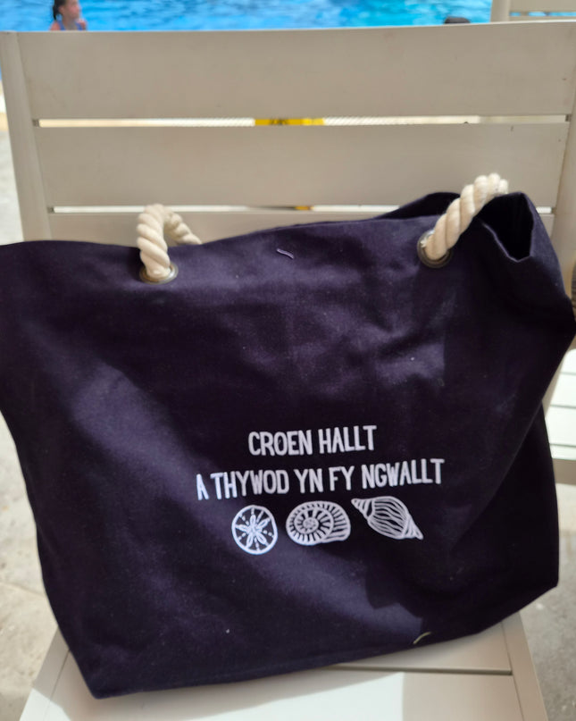Croen Hallt a Thywod yn fy Ngwallt embroidered beach bag